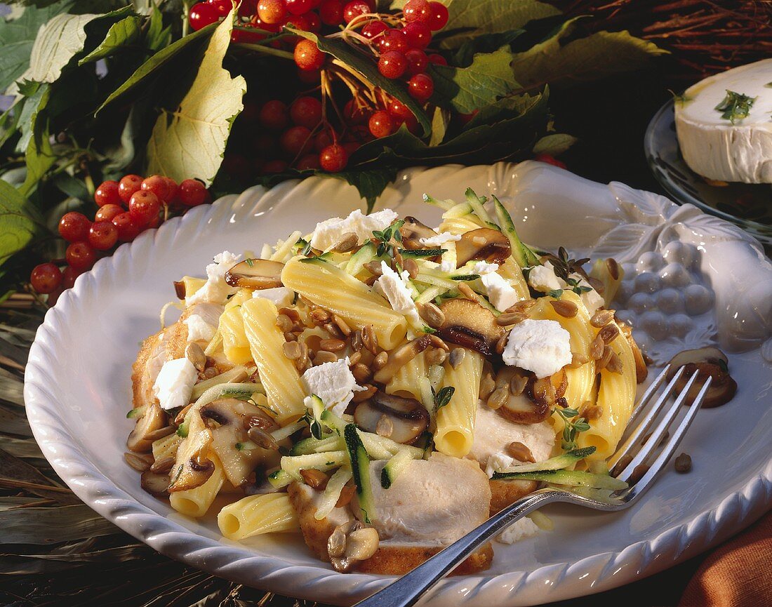 Nudelsalat mit Hähnchen, Sonnenblumenkernen, Zucchini, Käse