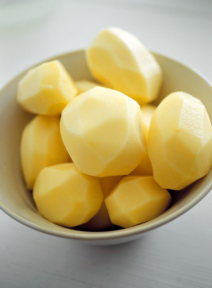 Geschälte Kartoffeln in gelber Schüssel