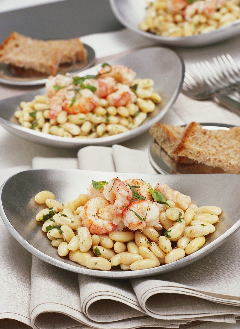 White bean salad with scampi