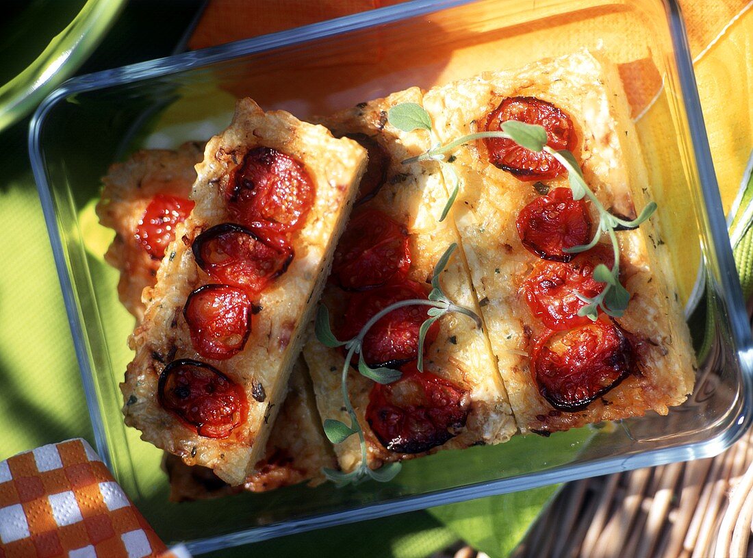 Reis-Käse-Torte mit Kirschtomaten in Glasschale zum Picknick