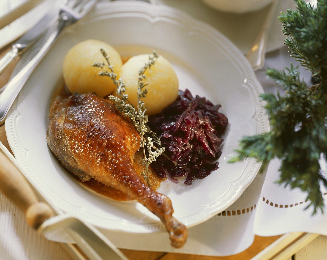 Roast goose with Thuringian dumplings and red cabbage