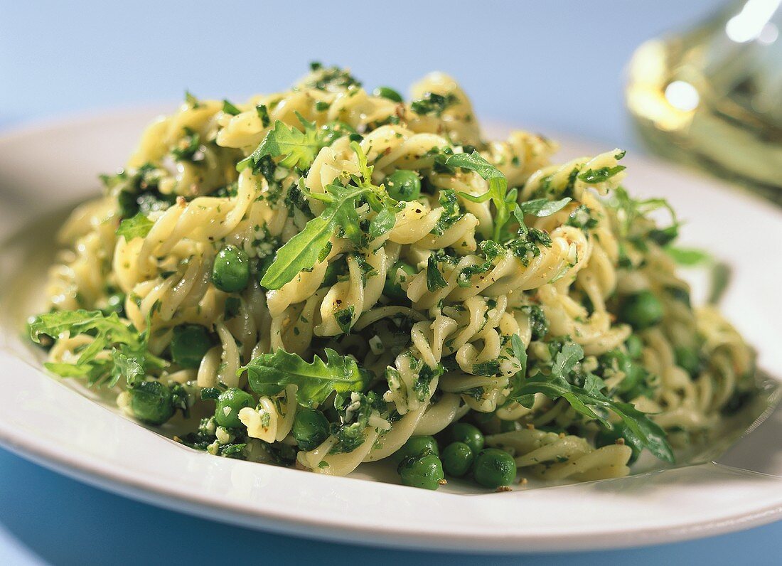 Grüner Nudelsalat mit Erbsen und Rucola