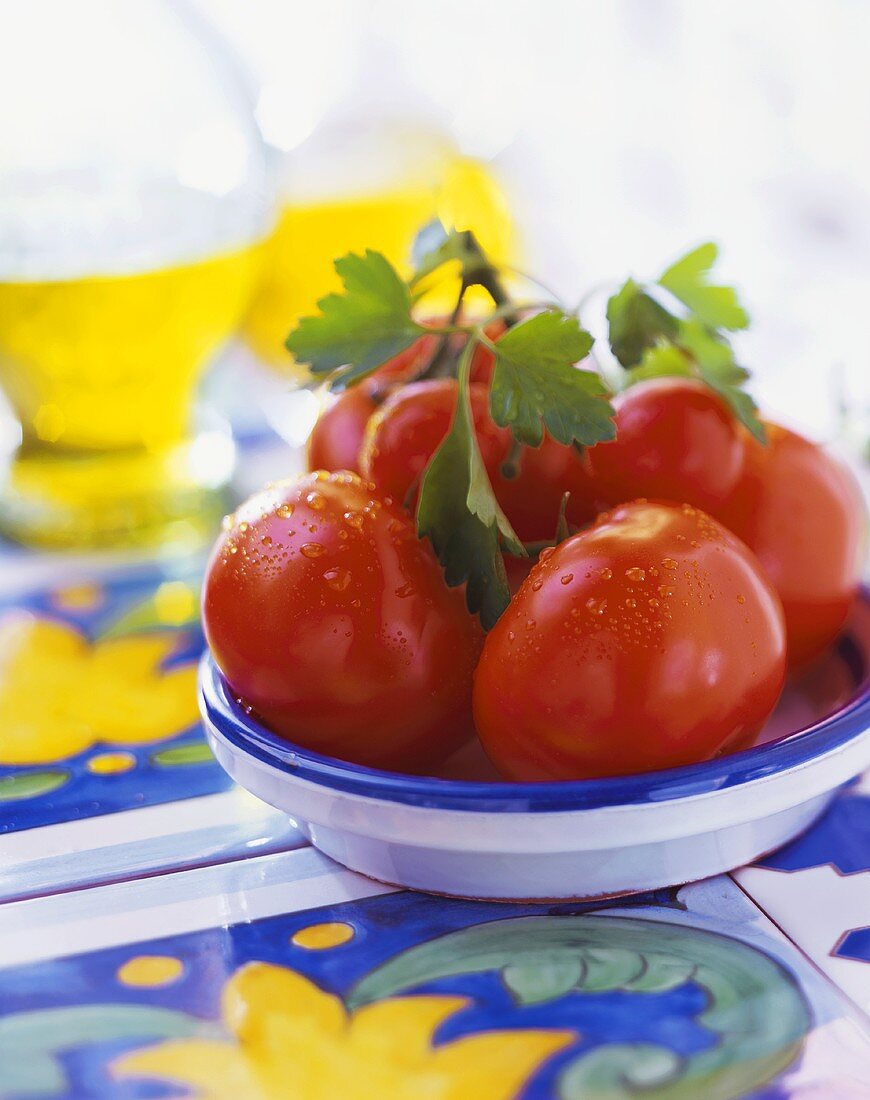 Frische Tomaten mit Petersilie in einer Schale