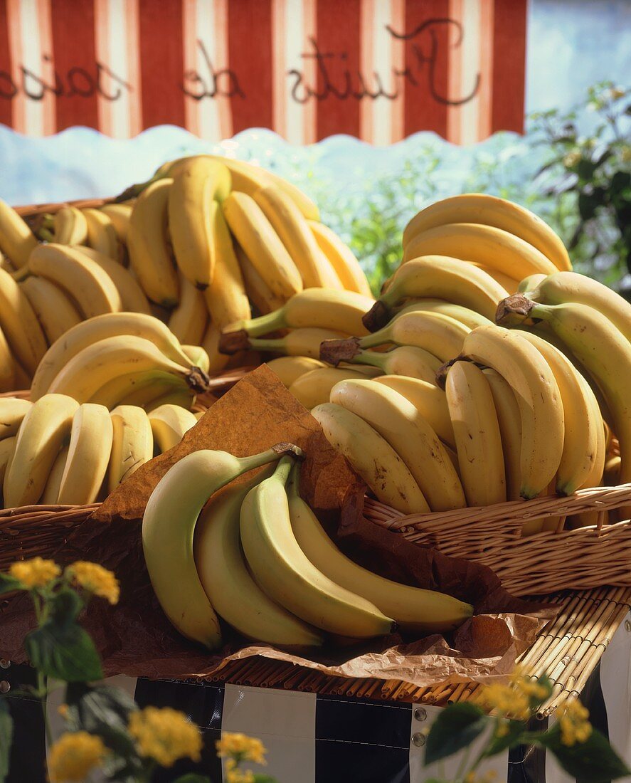 Bananen in Körben vom Markt