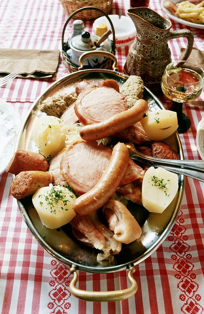Schlachtplatte mit Pellkartoffeln und Sauerkraut