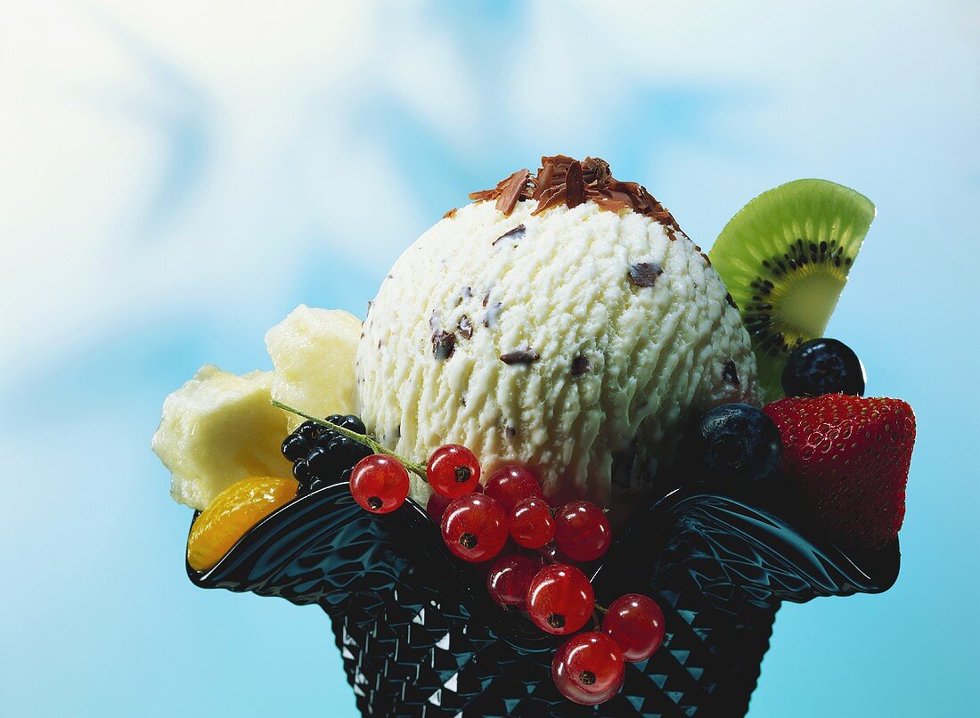 Chocolate chip ice cream (stracciatella) with fresh fruit