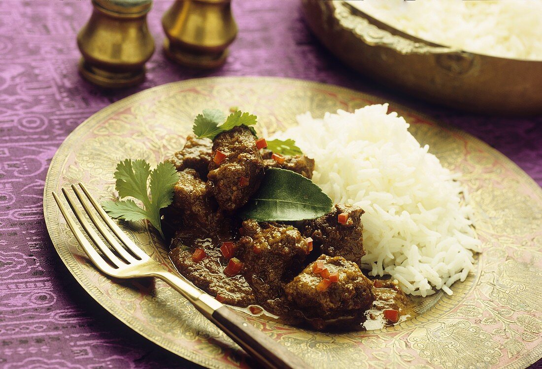 Indonesisches Rindfleisch mit Chili und Reis