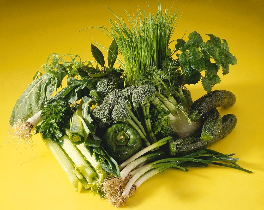 Grüne Gemüsesorten und frische Kräuter