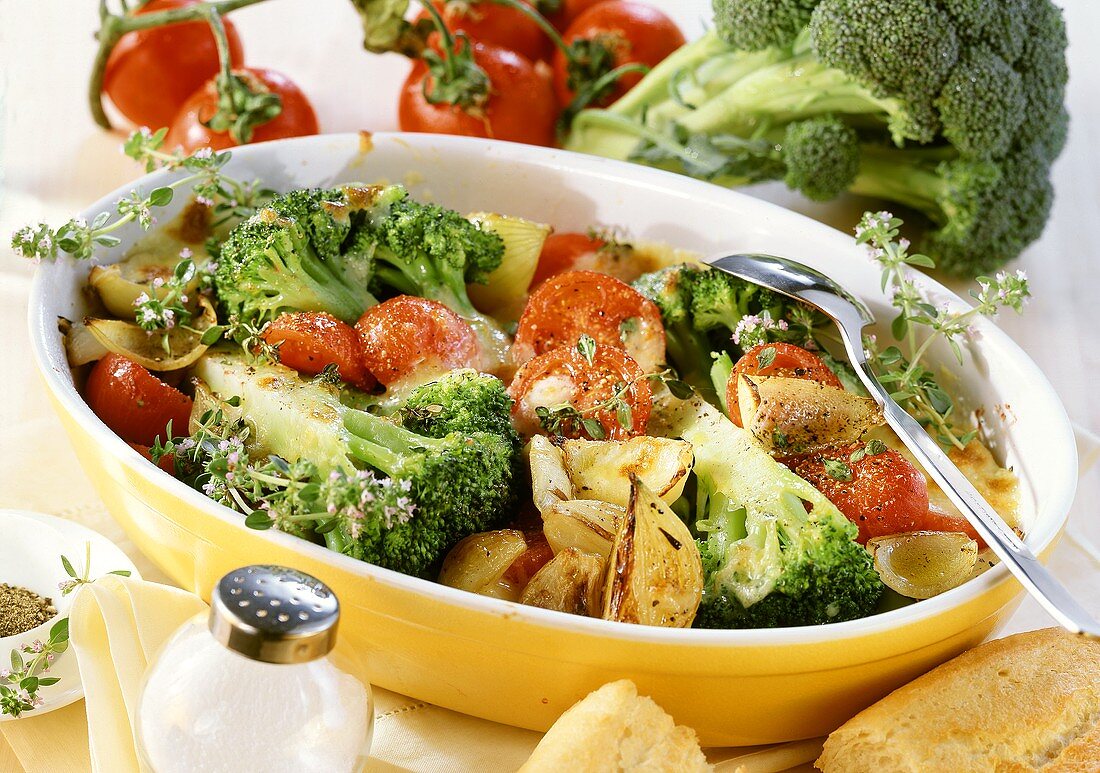 Broccoli gratin with tomatoes and onions