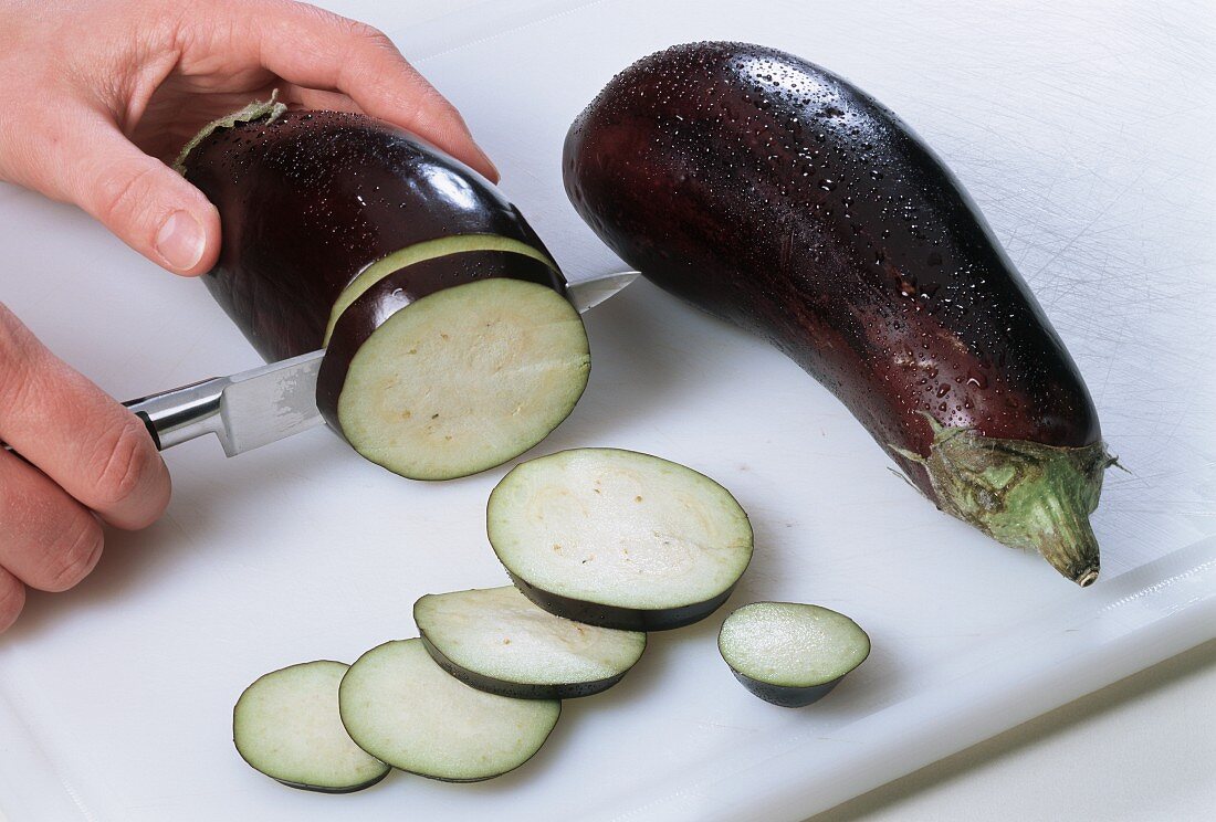 Slicing an aubergine