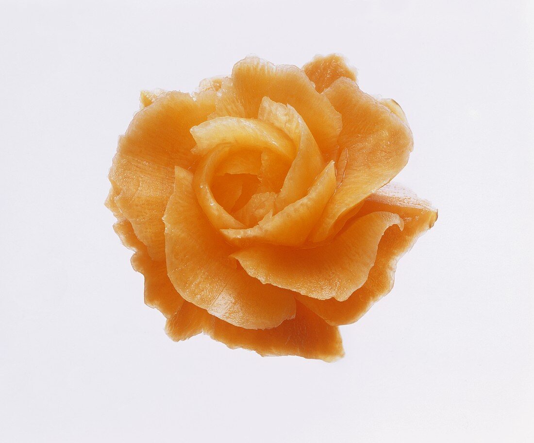 Rosenblüte, aus Möhre geschnitzt