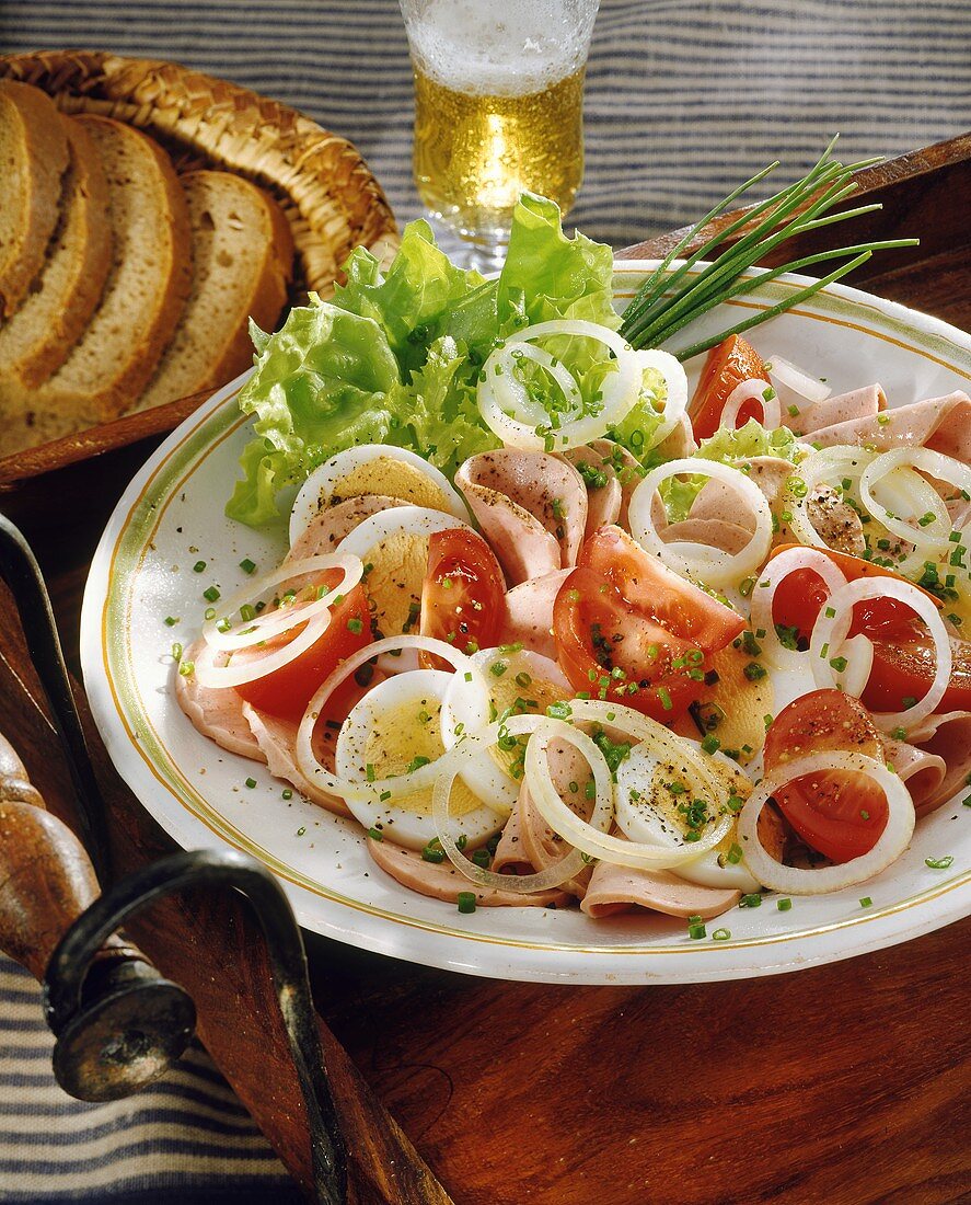 Böhmischer Wurstsalat mit Ei, Tomaten und Zwiebeln