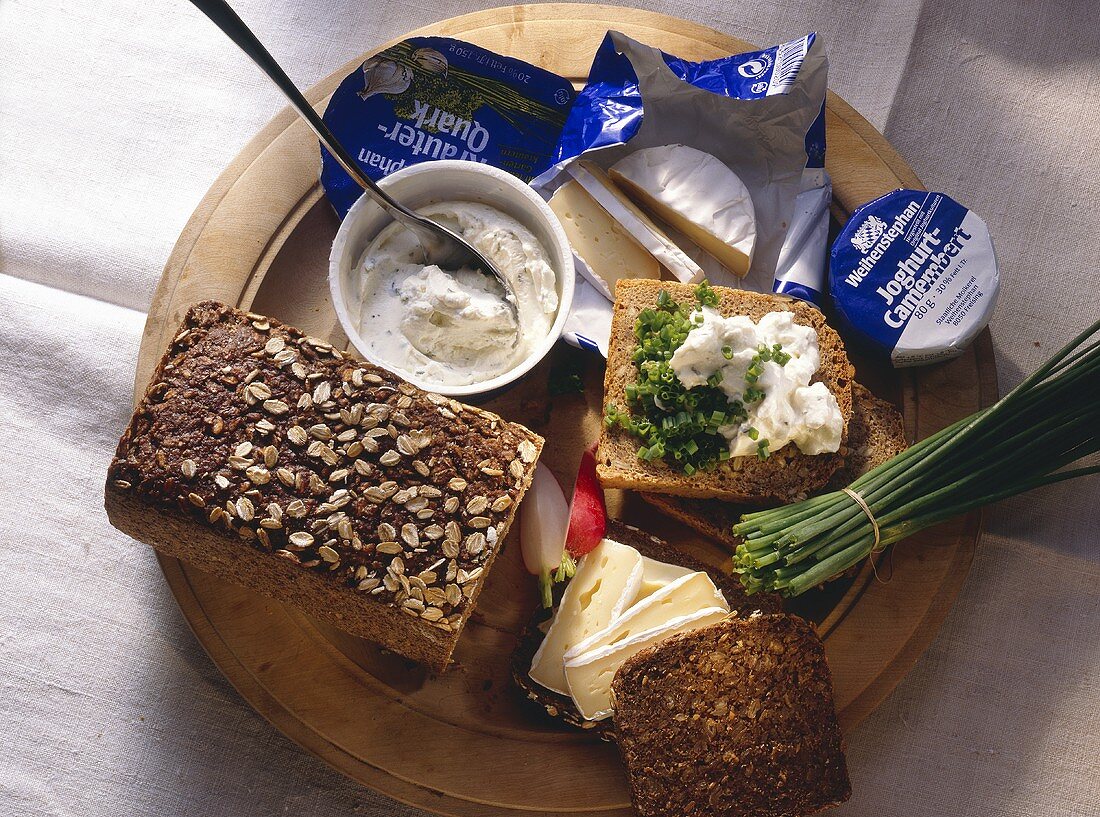 Snack with wholemeal bread, herb quark and Camembert
