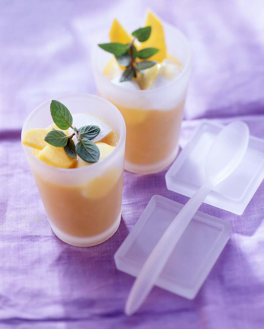 Pfirsichsuppe mit Holunderblütenmousse in Gläsern