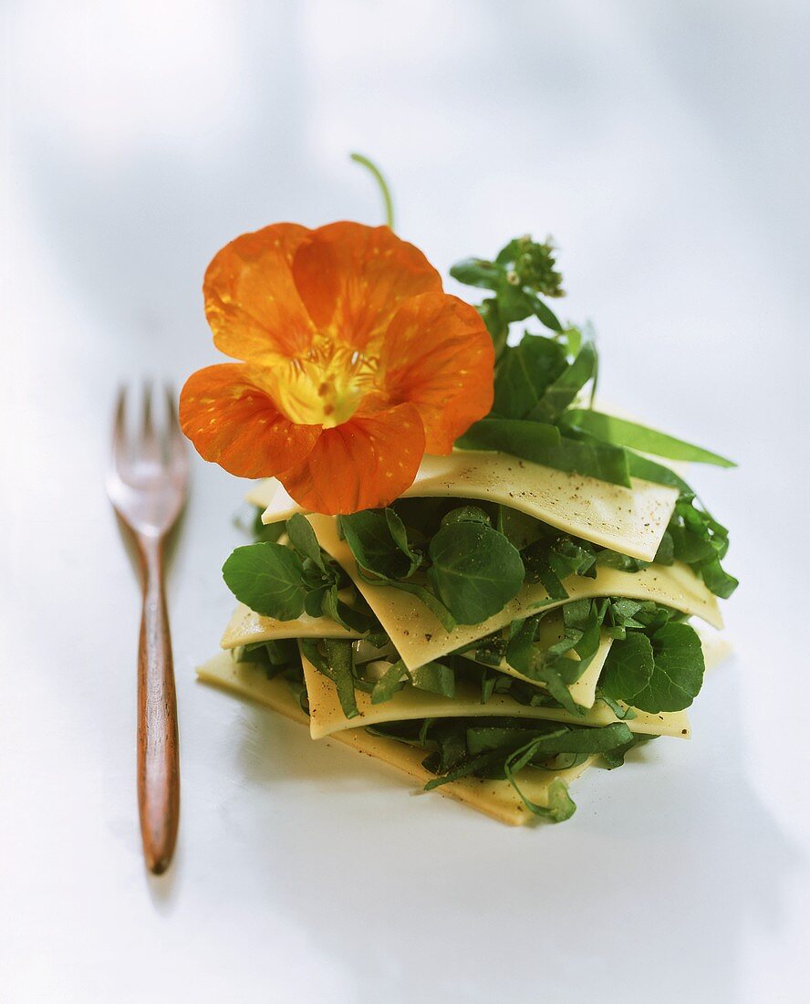 Offene Lasagne mit Wildkräutern und Kapuzinerkresseblüte