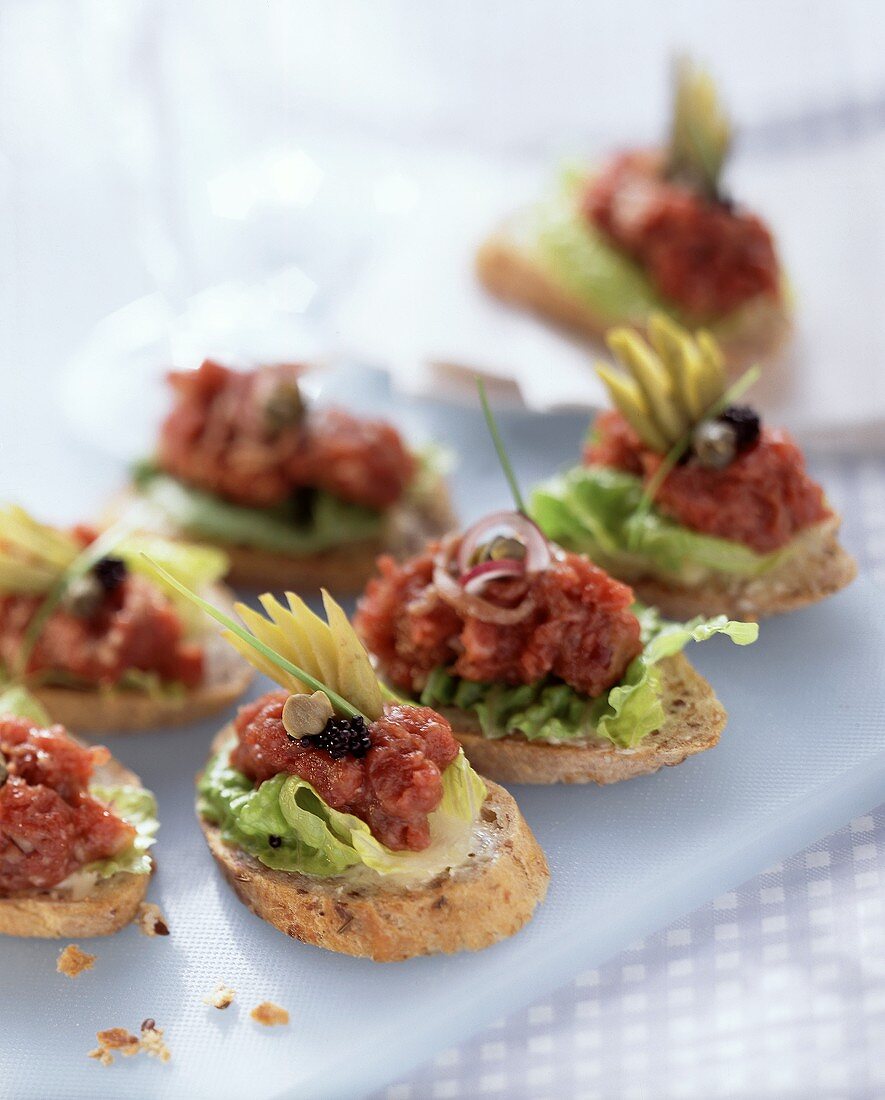 Spicy tartar slices with caviare and capers
