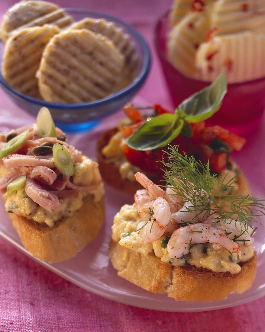 Crostini con l'uovo (Röstbrote mit Rührei, Krabben und Dill)