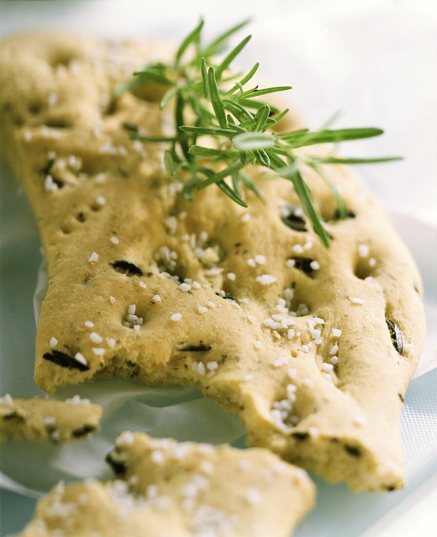 Focaccia con le olive (flatbread with olives, salt, rosemary)