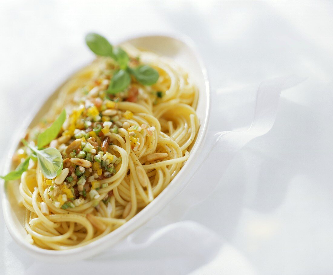 Spaghetti al ragù vegetariano (Pasta with raw vegetable sauce)