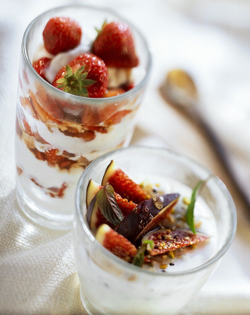 Joghurt mit Feigen und Minze; Balsamico-Erdbeeren mit Sahne