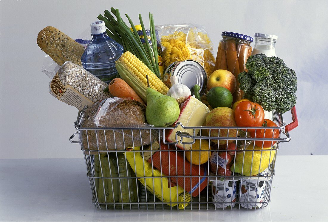 Drahtkorb mit Gemüse, Obst und verschiedenen Lebensmitteln