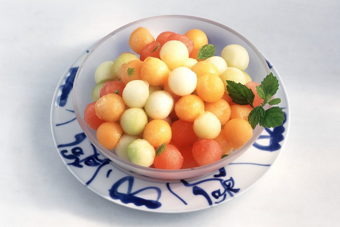 Bunte Melonenkugeln in einer Schale auf Teller