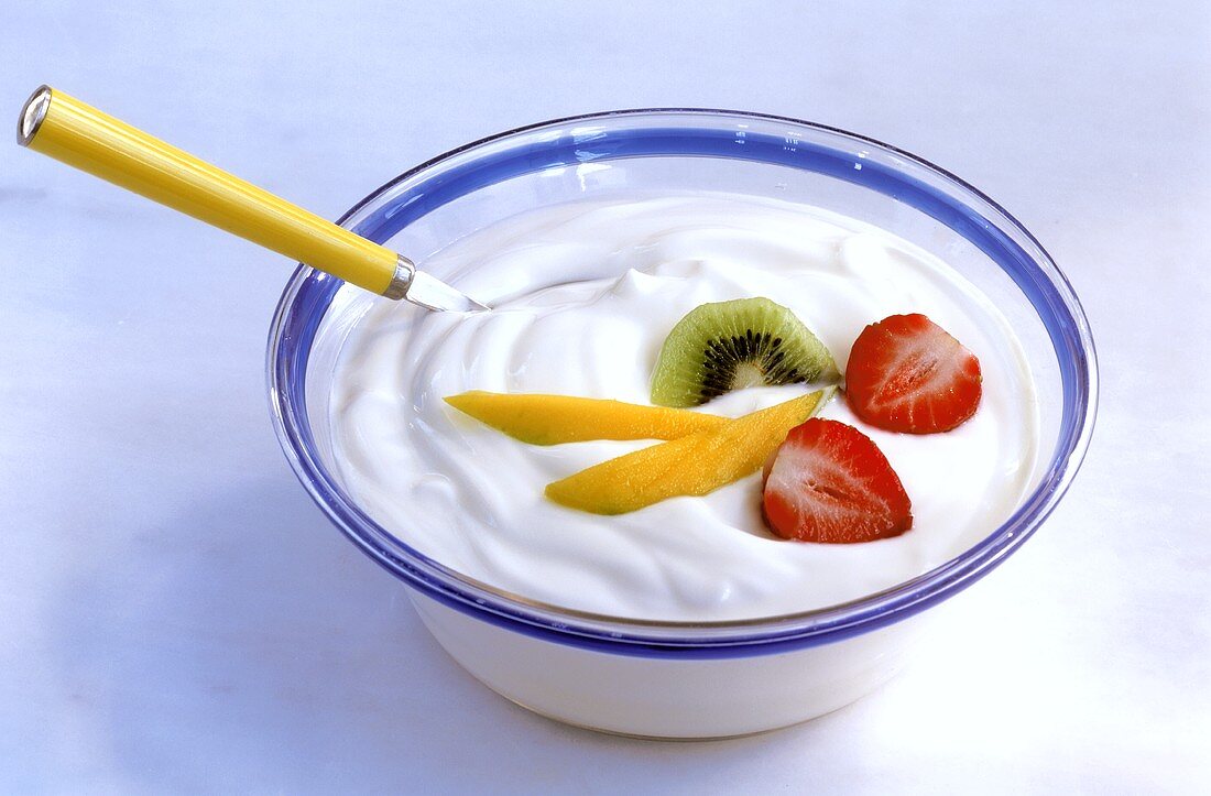 Joghurt mit Früchten und Erdbeeren einer Schale