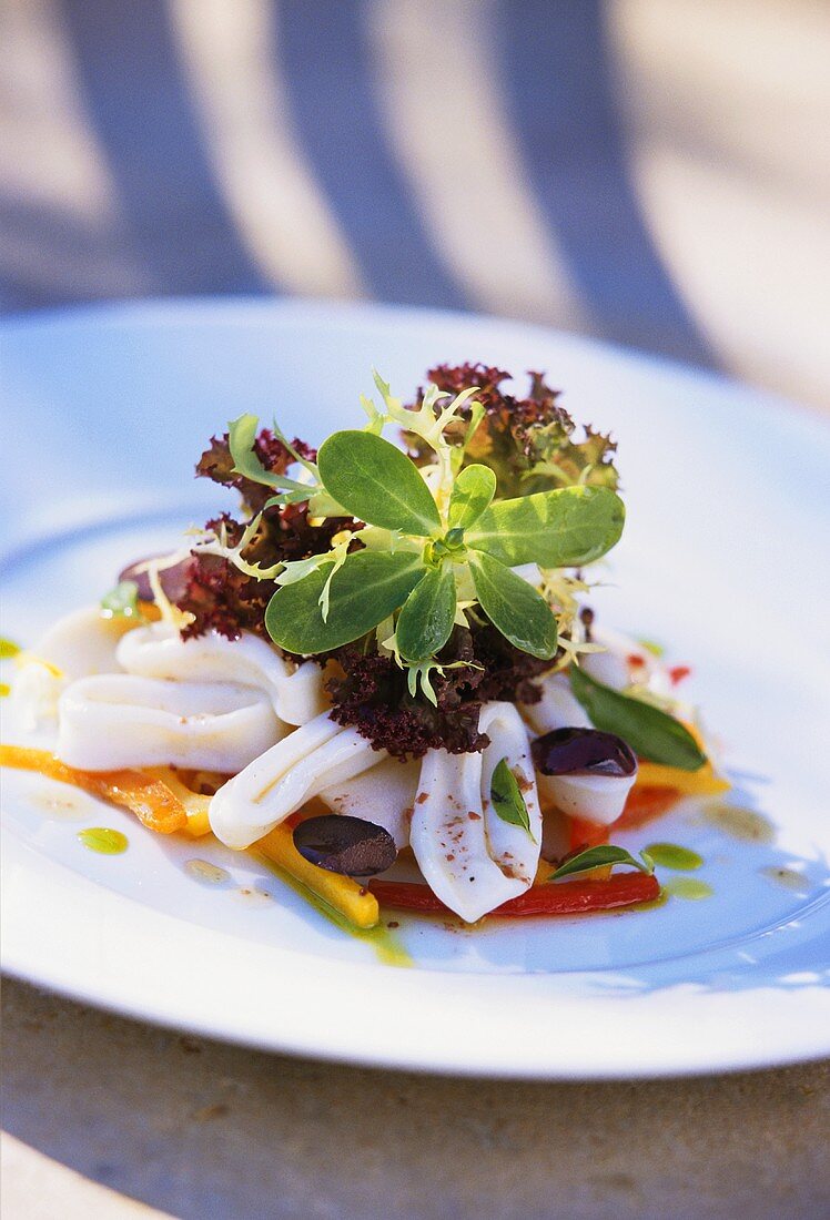 Tintenfischsalat mit Paprikastreifen und Blattsalat