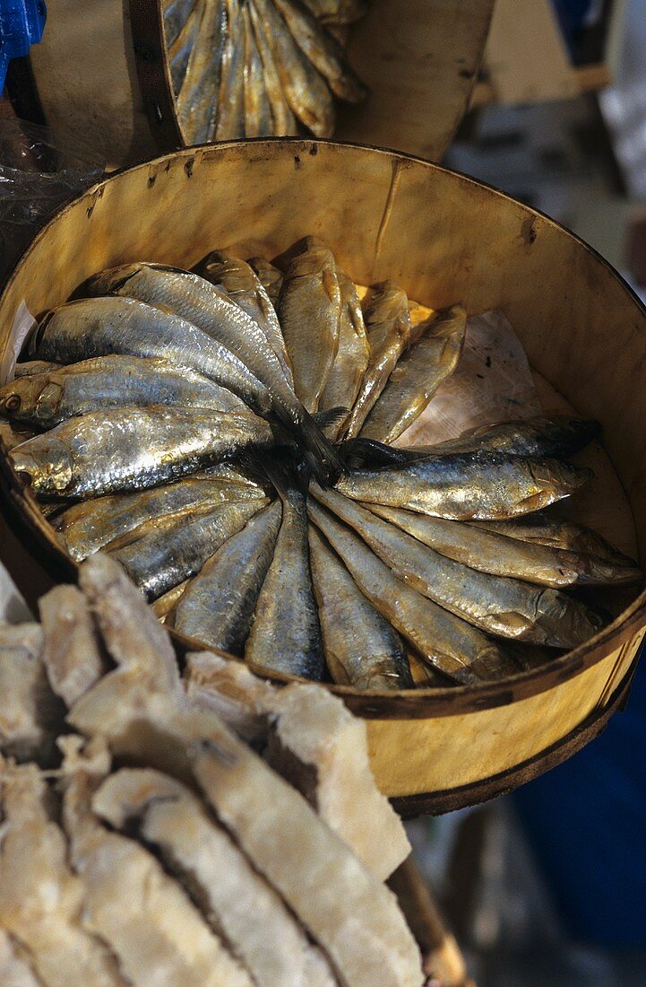 Eingelegte Sardinen auf einem Markt in Mallorca