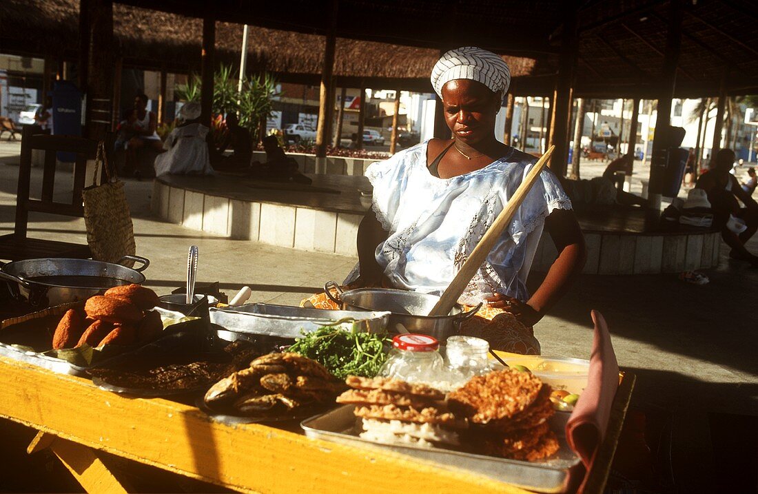 Brasilianerin an ihrer Garküche in Salvador-Bahia