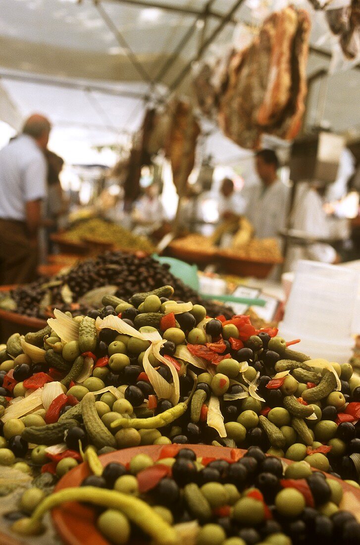 Oliven und Pickles auf einem Markt in Mallorca
