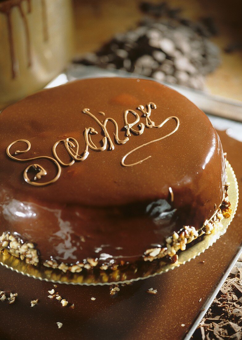 Sachertorte mit Schriftzug Sacher auf einem Tablett