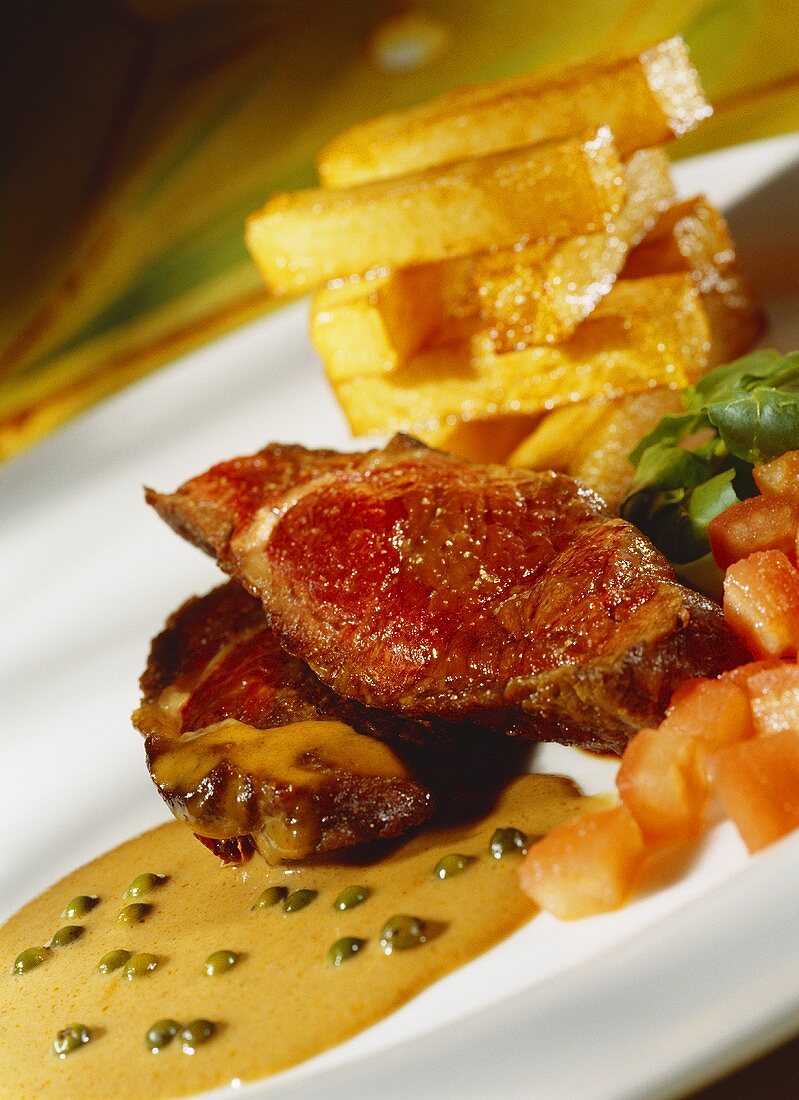 Rindersteak mit Pfeffersauce und Pommes frites