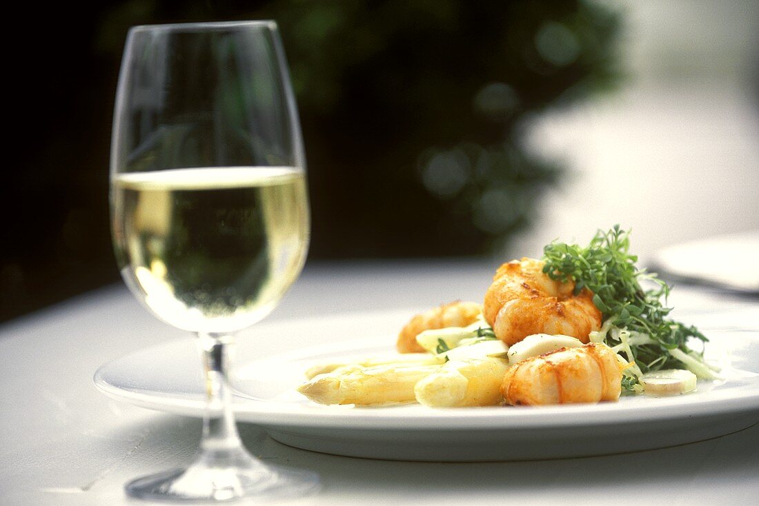 White asparagus with langoustes and cress; White wine glass