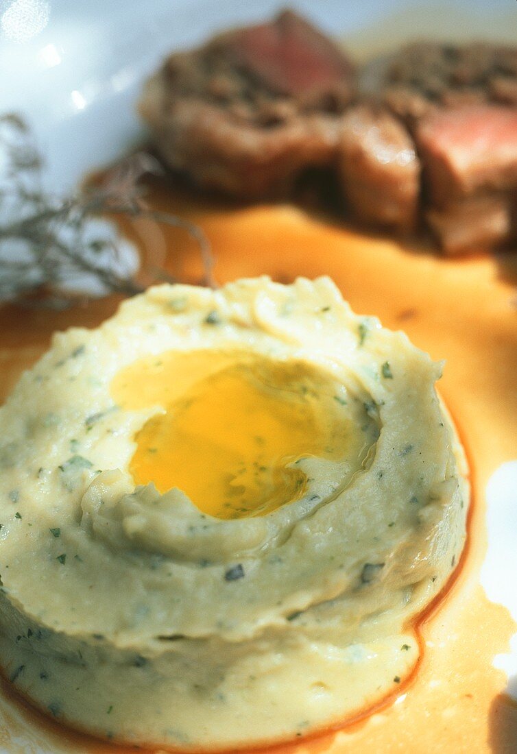 Kartoffel-Kräuter-Püree mit Olivenöl zu Lammnüsschen