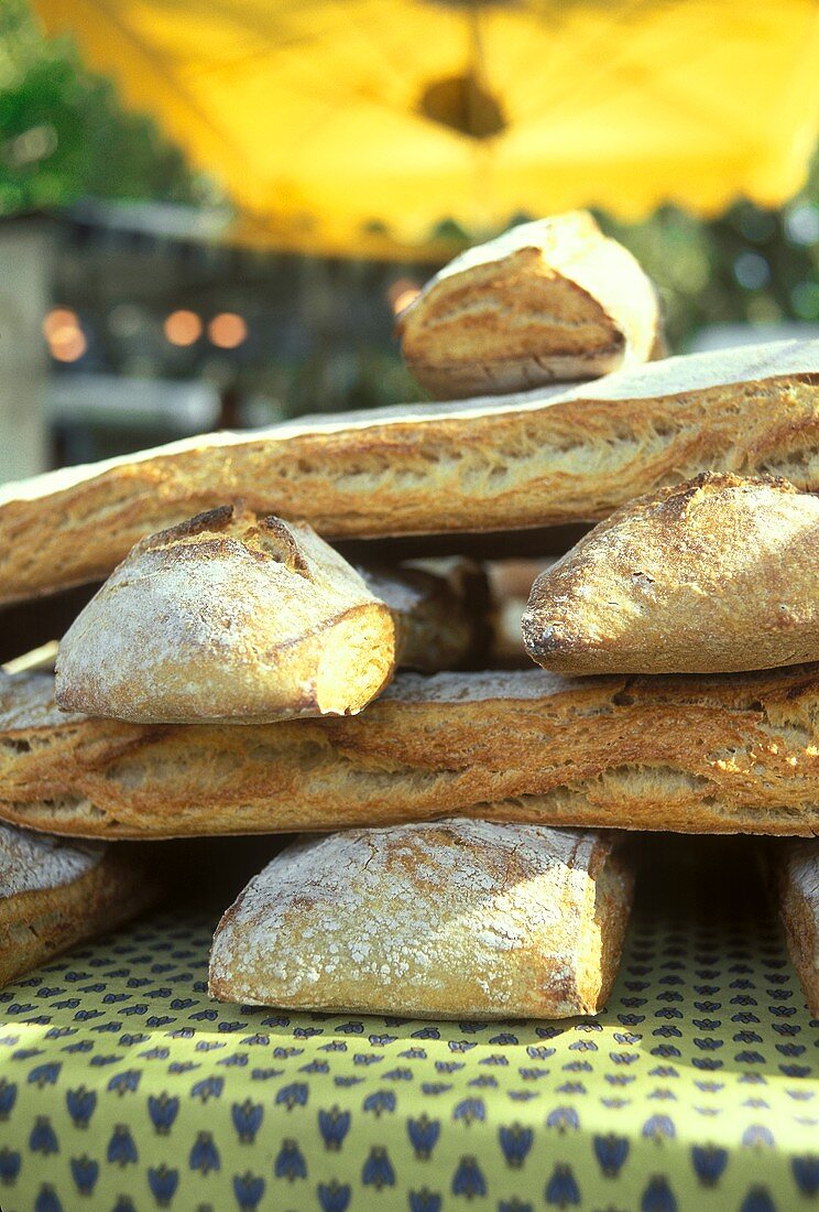 Ein Stapel rustikaler Brote auf einem Markt in der Provence
