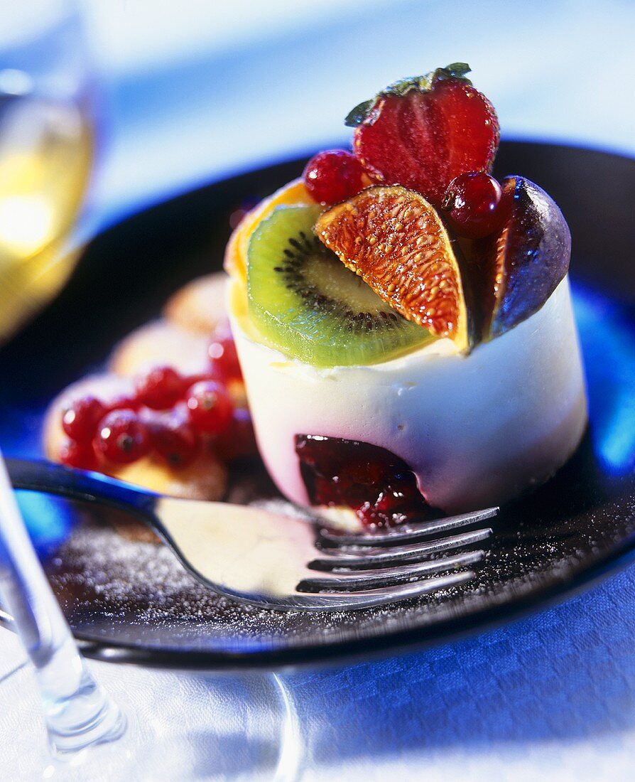 Mousse mit Sommerfrüchten auf blauem Teller