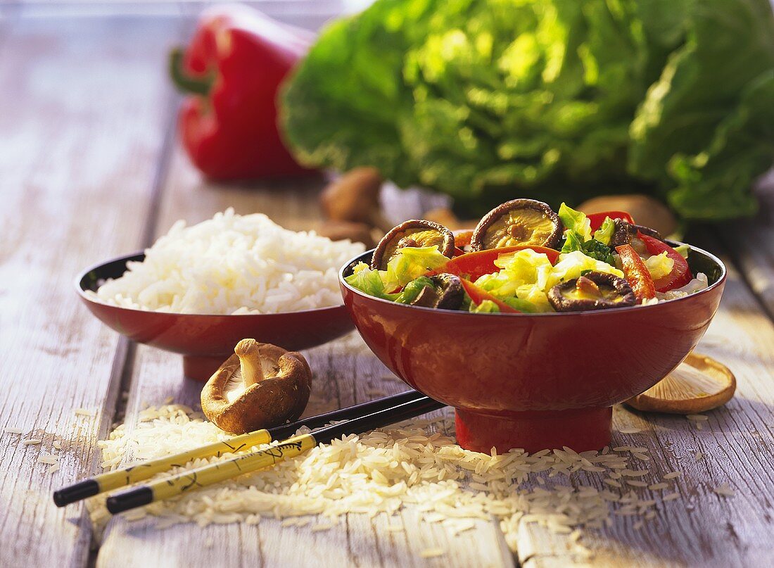 Curry von Shiitake und Chinakohl mit Reis in Schalen