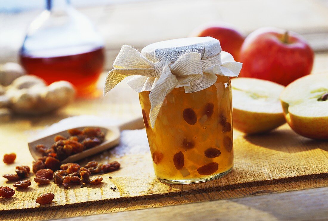 Apfel-Ingwer-Konfitüre mit Calvadosrosinen im Glas