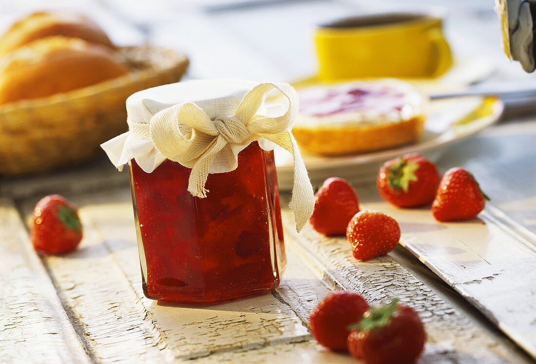 Erdbeer-Rhabarber-Konfitüre im Marmeladenglas