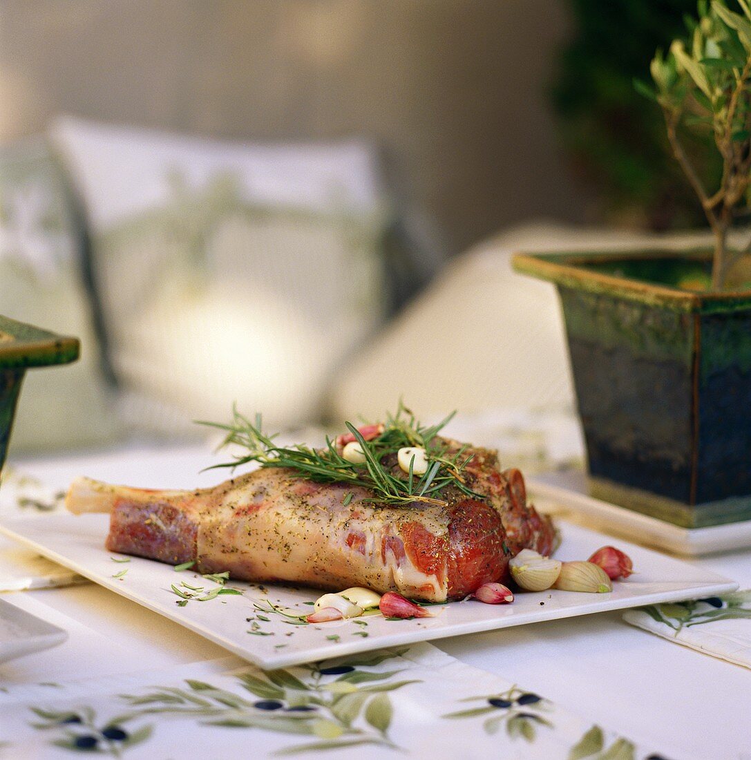 Lammkeule mit Rosmarin und Knoblauch auf Tisch