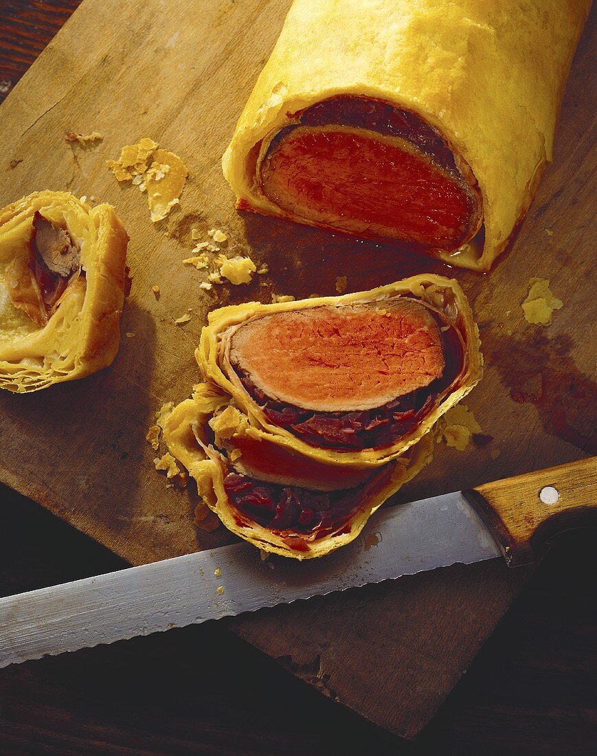 Rinderfilet Wellington im Teigmantel auf Schneidebrett