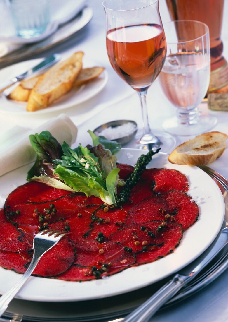 Rinder-Carpaccio mit verschiedenen Pfefferkörnern; Rosewein