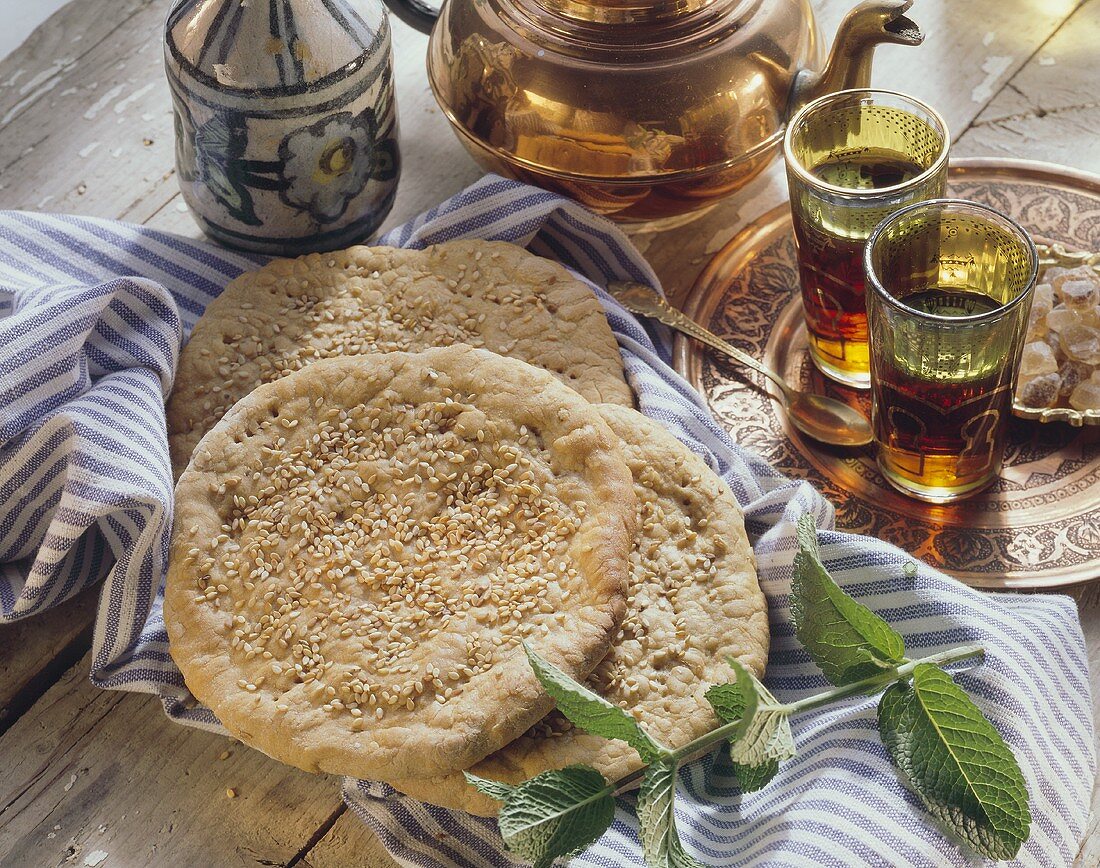 Algerisches Fladenbrot mit Sesam; Tee; Minzezweig