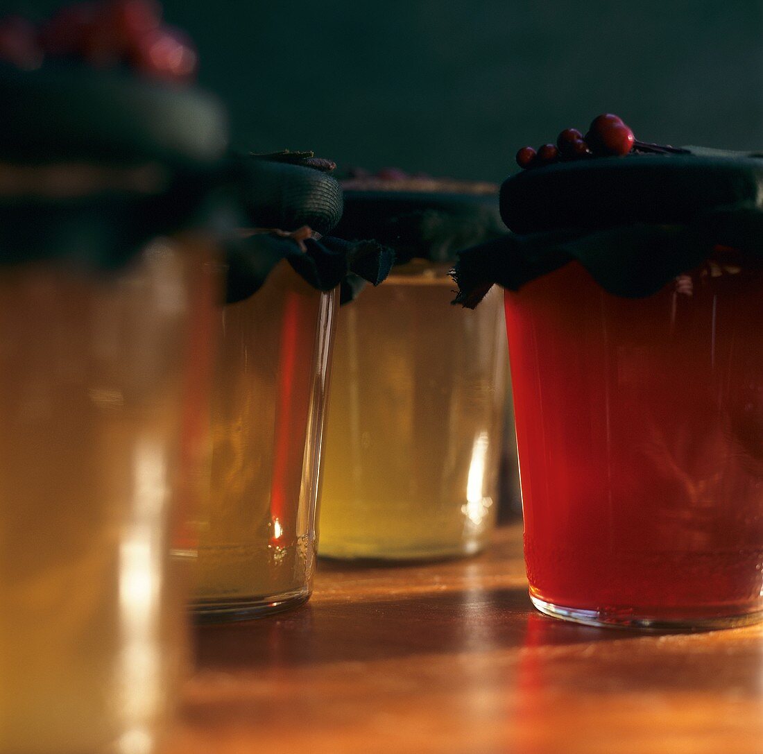 Verschiedene Marmeladen in Gläsern