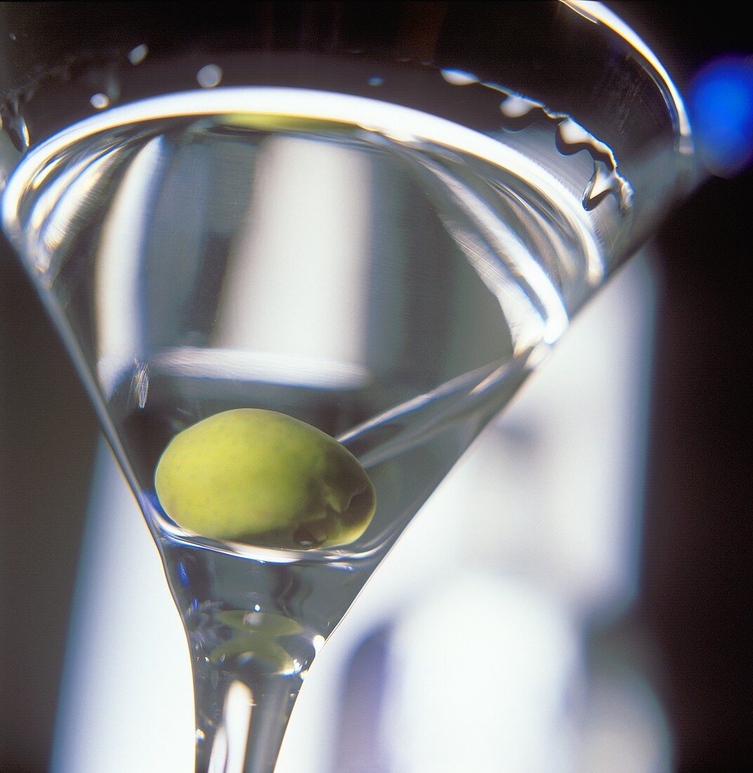 Martini mit grüner Olive im Martiniglas