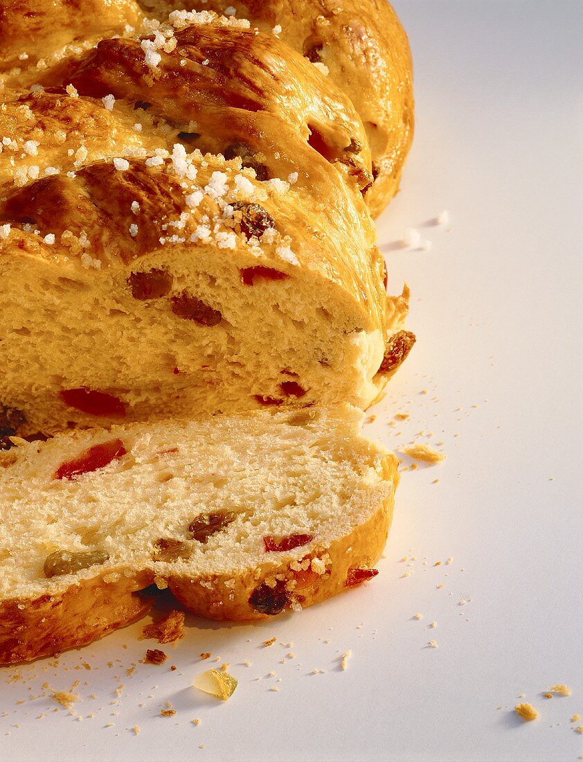 Hefezopf mit kandierten Früchten und Zucker