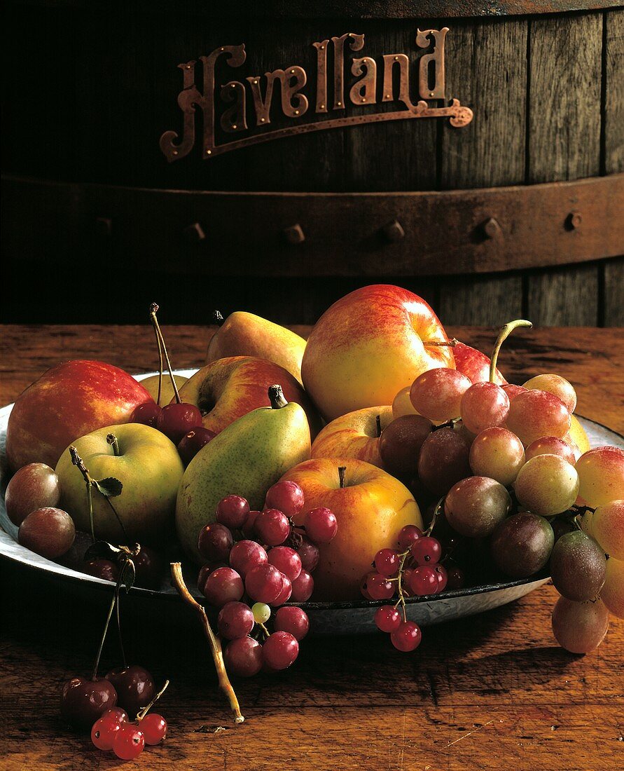 Obstschale mit Äpfeln, Birnen und Trauben