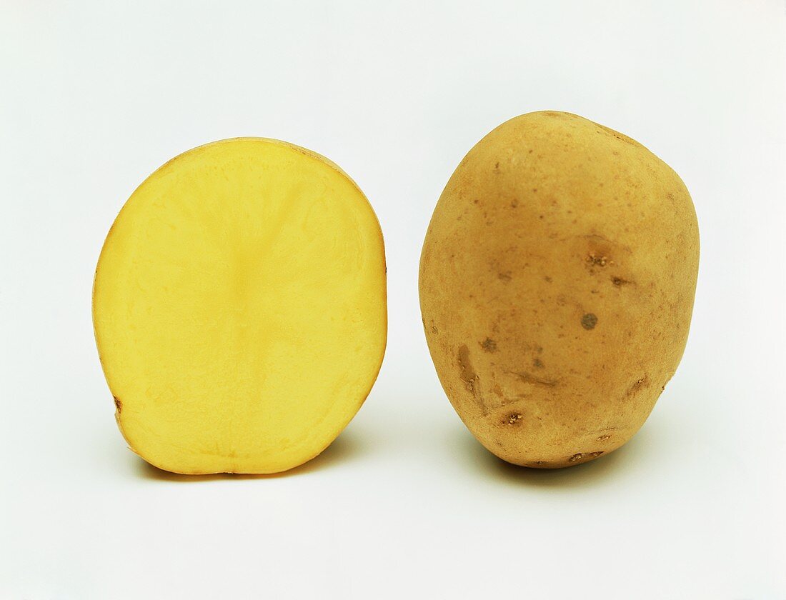 Kartoffel (Sorte Solina), ganz und im Querschnitt