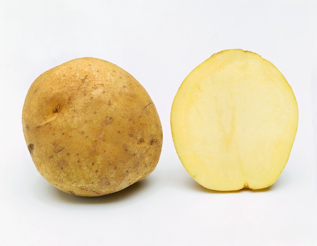 Kartoffel (Sorte Libora), ganz und im Querschnitt